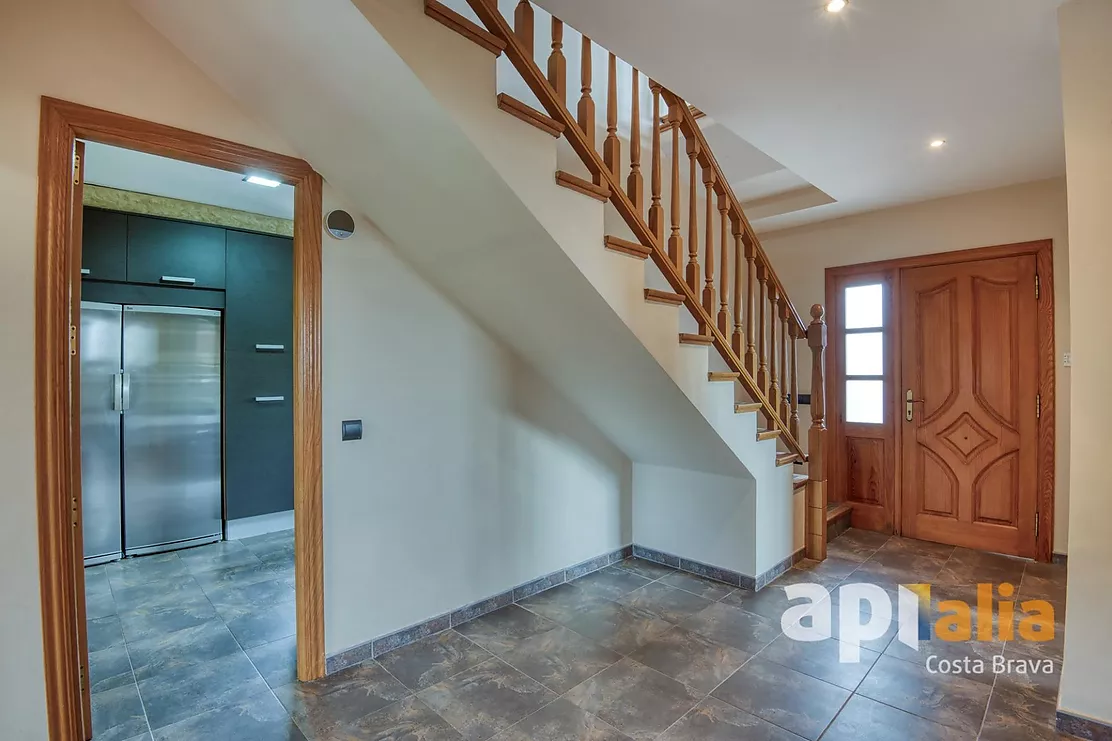 Spacious Villa with Pool, 6 Bedrooms and Large Garage in Calonge