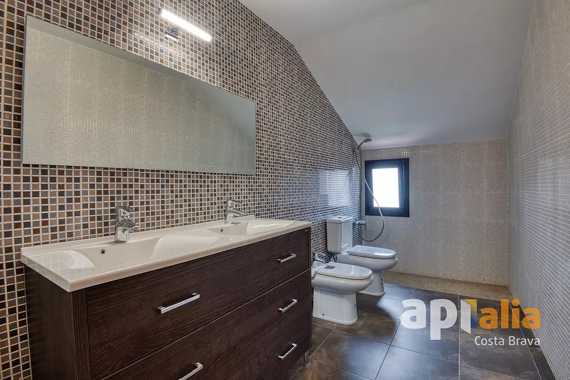 Spacious Villa with Pool, 6 Bedrooms and Large Garage in Calonge