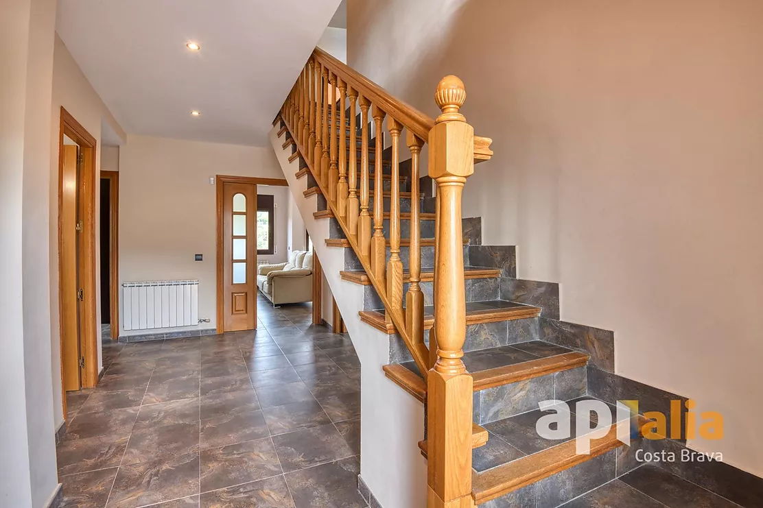 Spacious Villa with Pool, 6 Bedrooms and Large Garage in Calonge