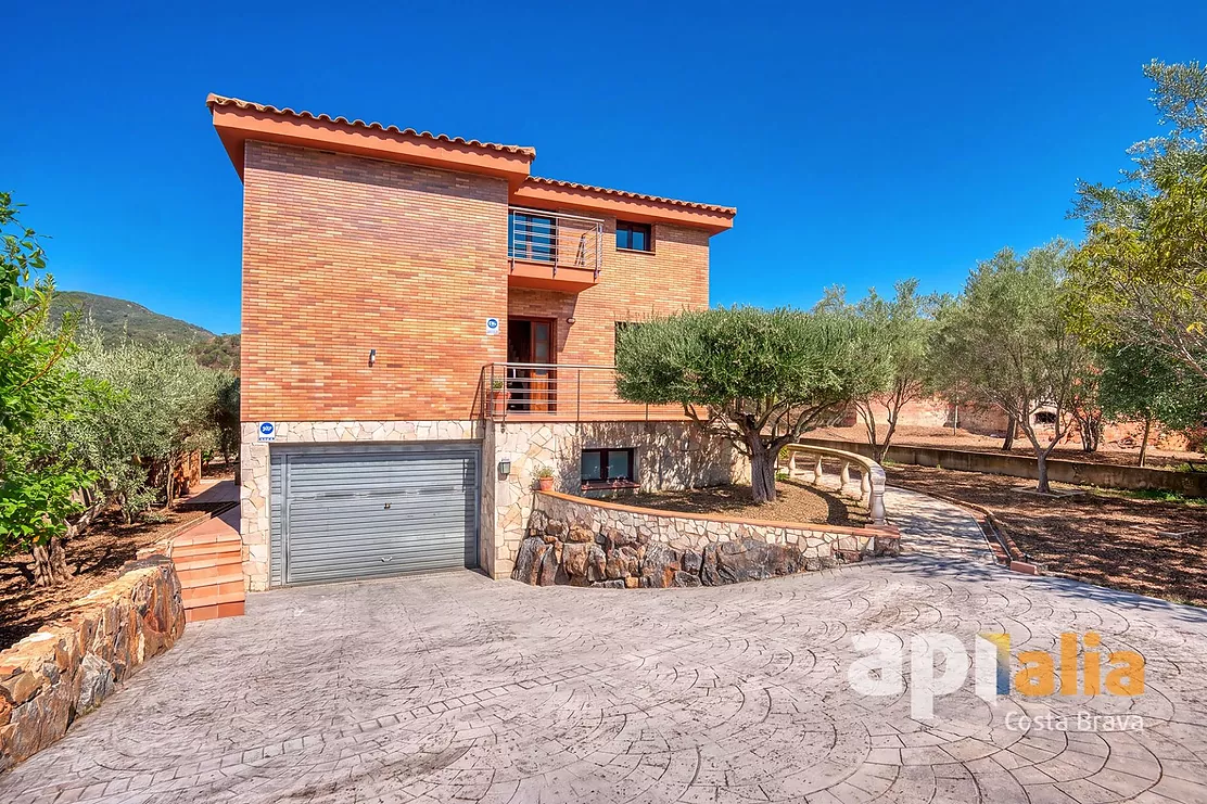 Spacious Villa with Pool, 6 Bedrooms and Large Garage in Calonge