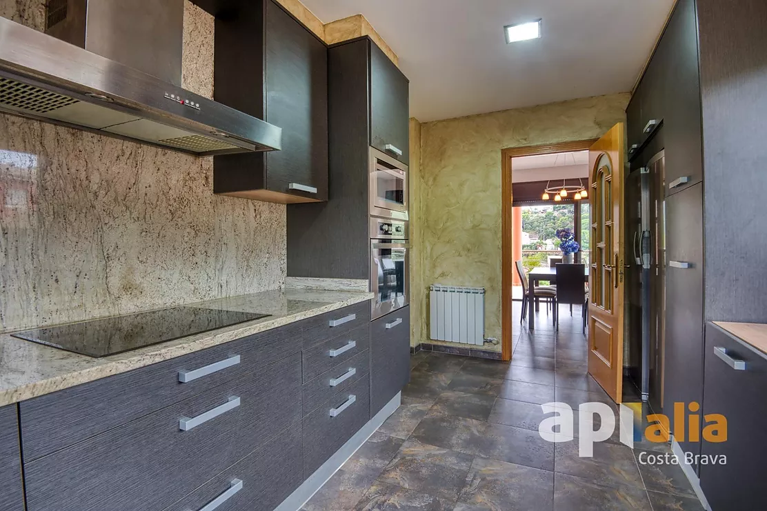 Spacious Villa with Pool, 6 Bedrooms and Large Garage in Calonge