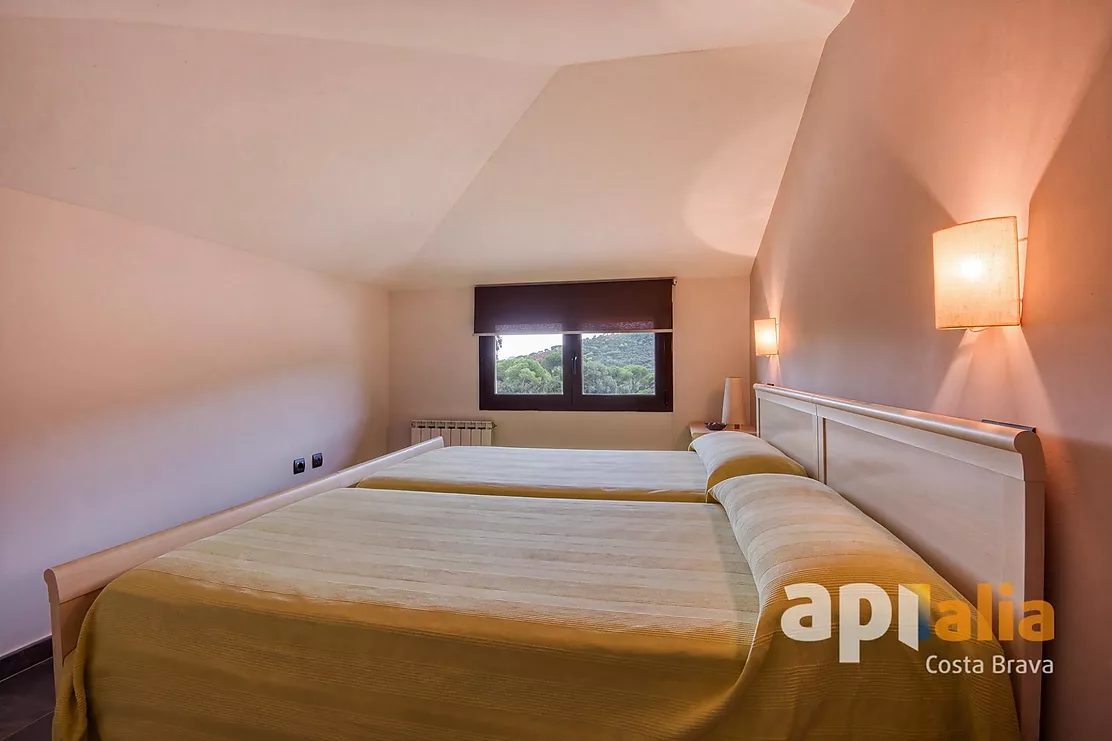 Spacious Villa with Pool, 6 Bedrooms and Large Garage in Calonge