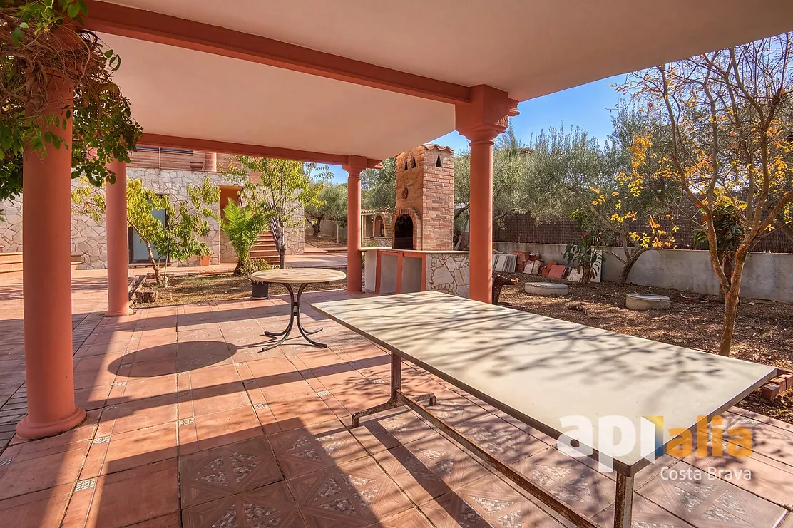 Spacious Villa with Pool, 6 Bedrooms and Large Garage in Calonge