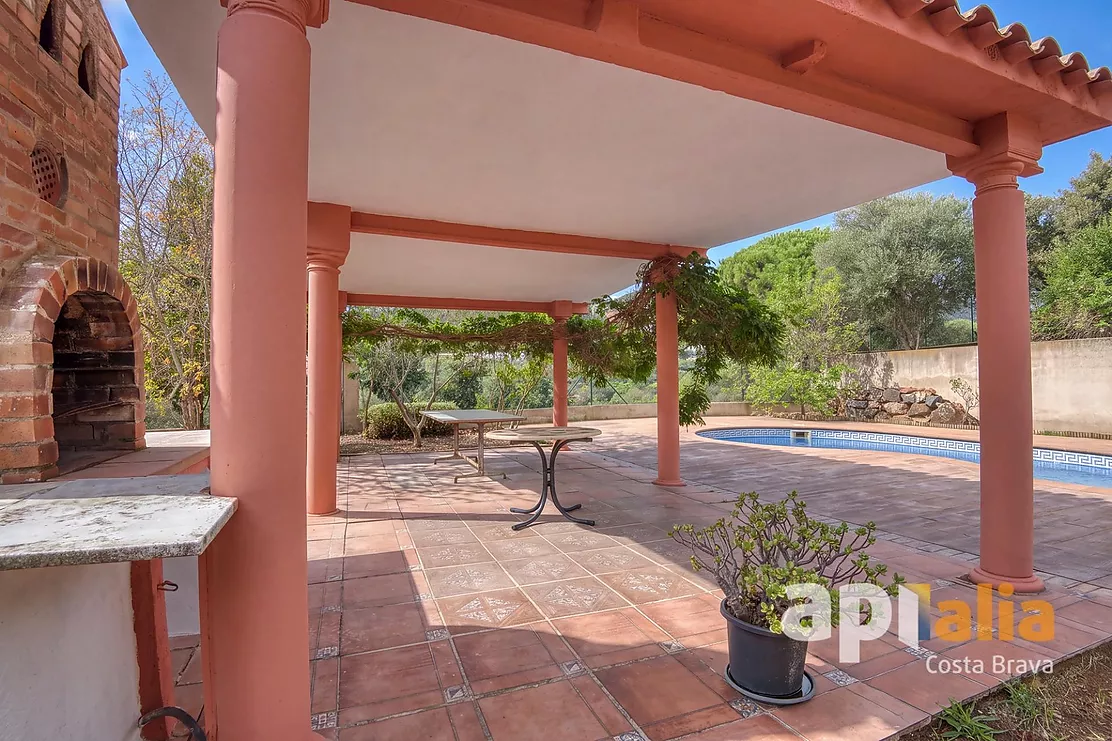 Spacious Villa with Pool, 6 Bedrooms and Large Garage in Calonge