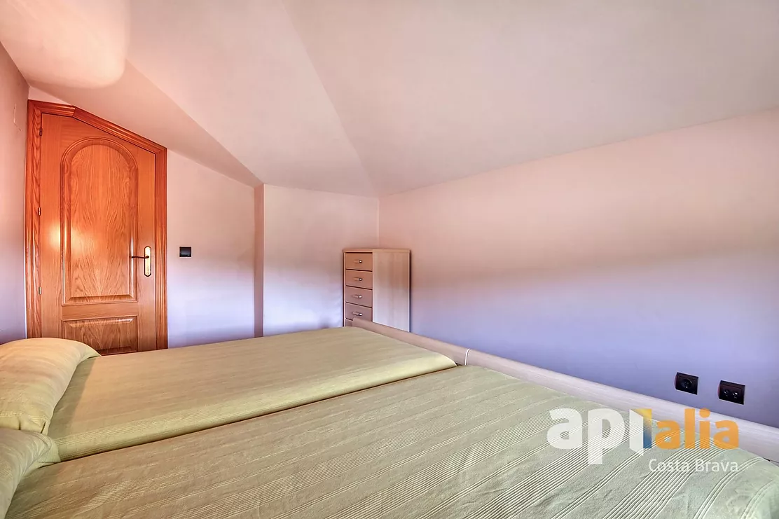 Spacious Villa with Pool, 6 Bedrooms and Large Garage in Calonge