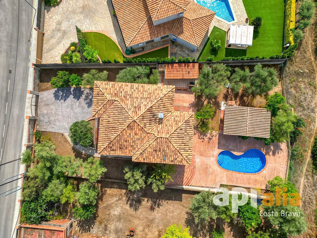 Spacious Villa with Pool, 6 Bedrooms and Large Garage in Calonge