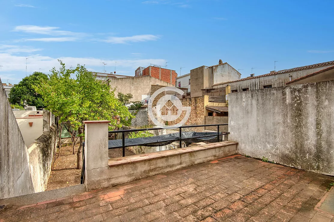TOWNHOUSE WITH COMMERCIAL PREMISES IN THE CENTRE OF PALAFRUGELL A PROJECT WITH ENDLESS POSSIBILITIES