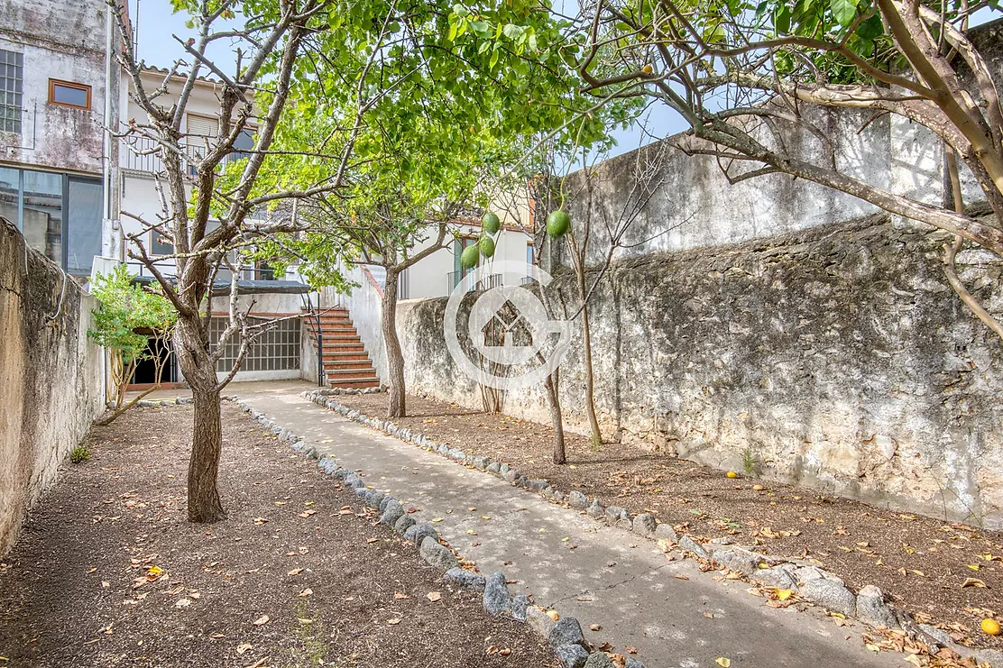 TOWNHOUSE WITH COMMERCIAL PREMISES IN THE CENTRE OF PALAFRUGELL A PROJECT WITH ENDLESS POSSIBILITIES