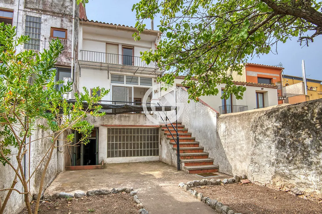 TOWNHOUSE WITH COMMERCIAL PREMISES IN THE CENTRE OF PALAFRUGELL A PROJECT WITH ENDLESS POSSIBILITIES