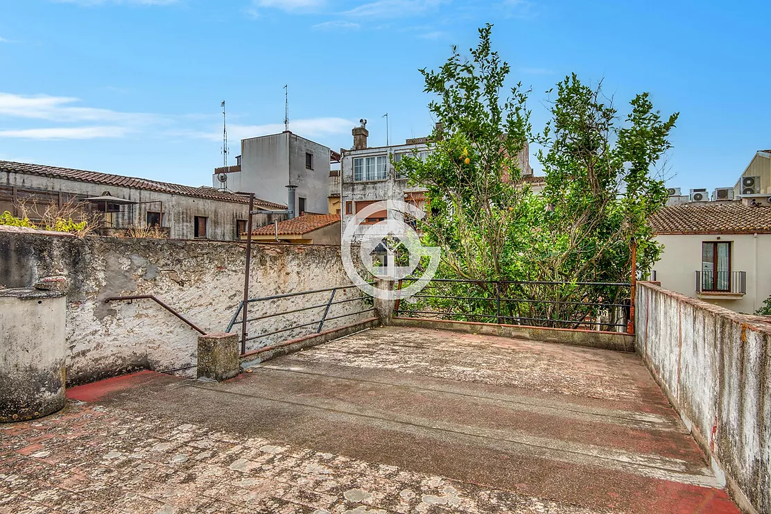 TOWNHOUSE WITH COMMERCIAL PREMISES IN THE CENTRE OF PALAFRUGELL A PROJECT WITH ENDLESS POSSIBILITIES
