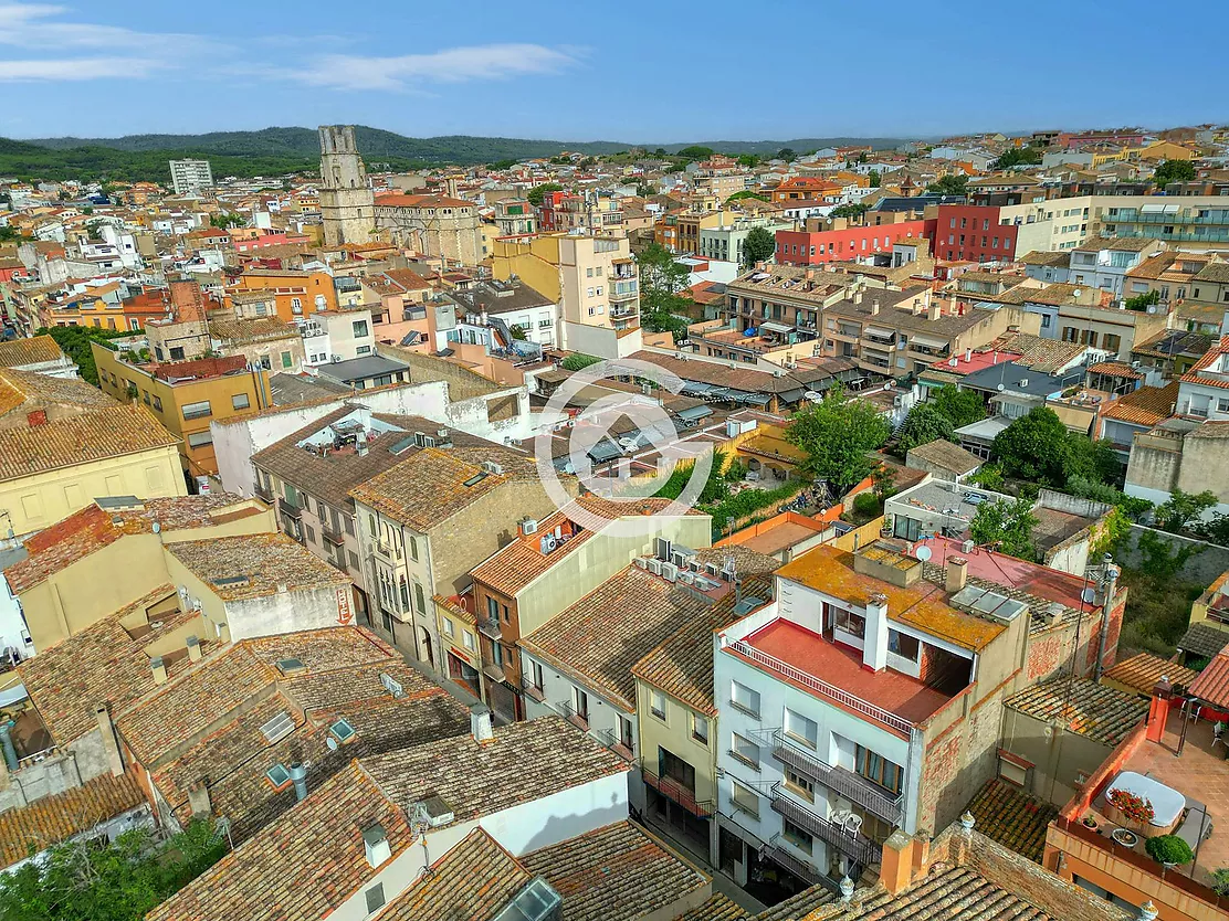 TOWNHOUSE WITH COMMERCIAL PREMISES IN THE CENTRE OF PALAFRUGELL A PROJECT WITH ENDLESS POSSIBILITIES