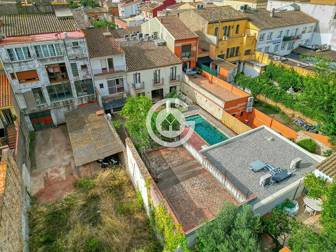 TOWNHOUSE WITH COMMERCIAL PREMISES IN THE CENTRE OF PALAFRUGELL A PROJECT WITH ENDLESS POSSIBILITIES