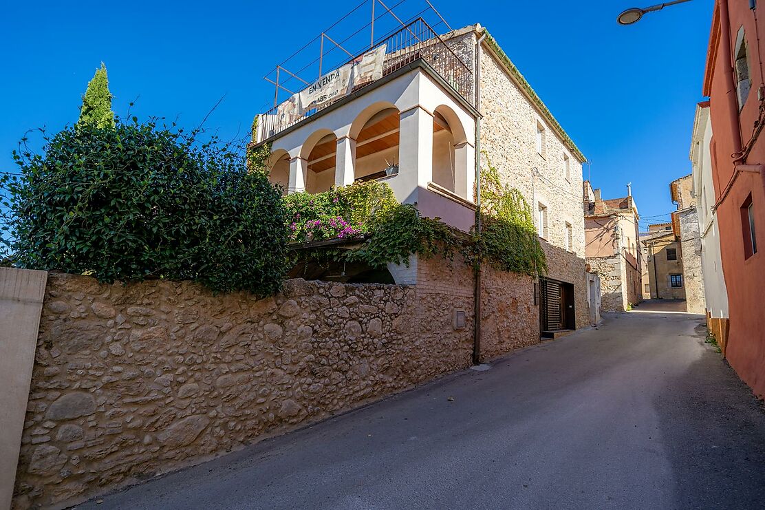 Haz realidad el sueño de vivir en una casa de pueblo reformada en el centro de l'Empordà.