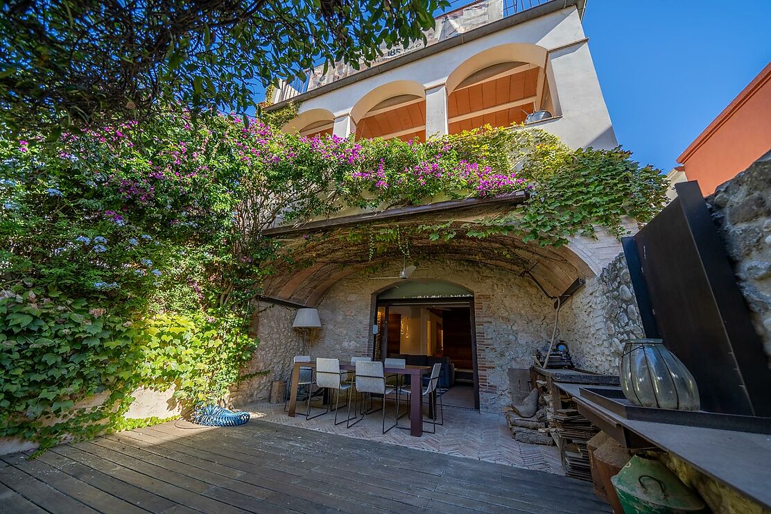 Haz realidad el sueño de vivir en una casa de pueblo reformada en el centro de l'Empordà.