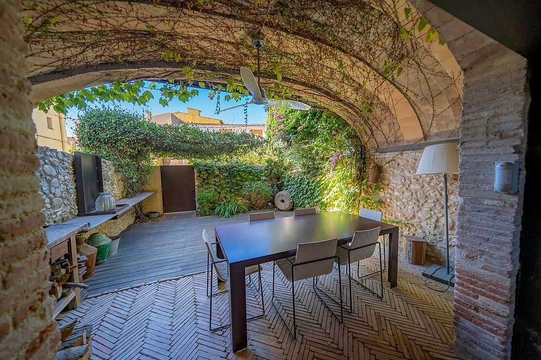 To make the dream of living in a renovated village house in the Empordà come true.