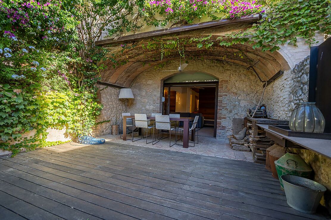 Haz realidad el sueño de vivir en una casa de pueblo reformada en el centro de l'Empordà.