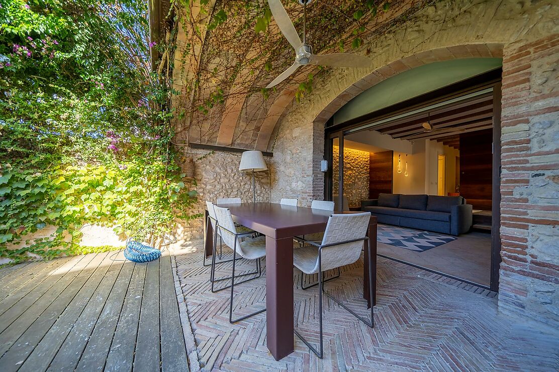 To make the dream of living in a renovated village house in the Empordà come true.