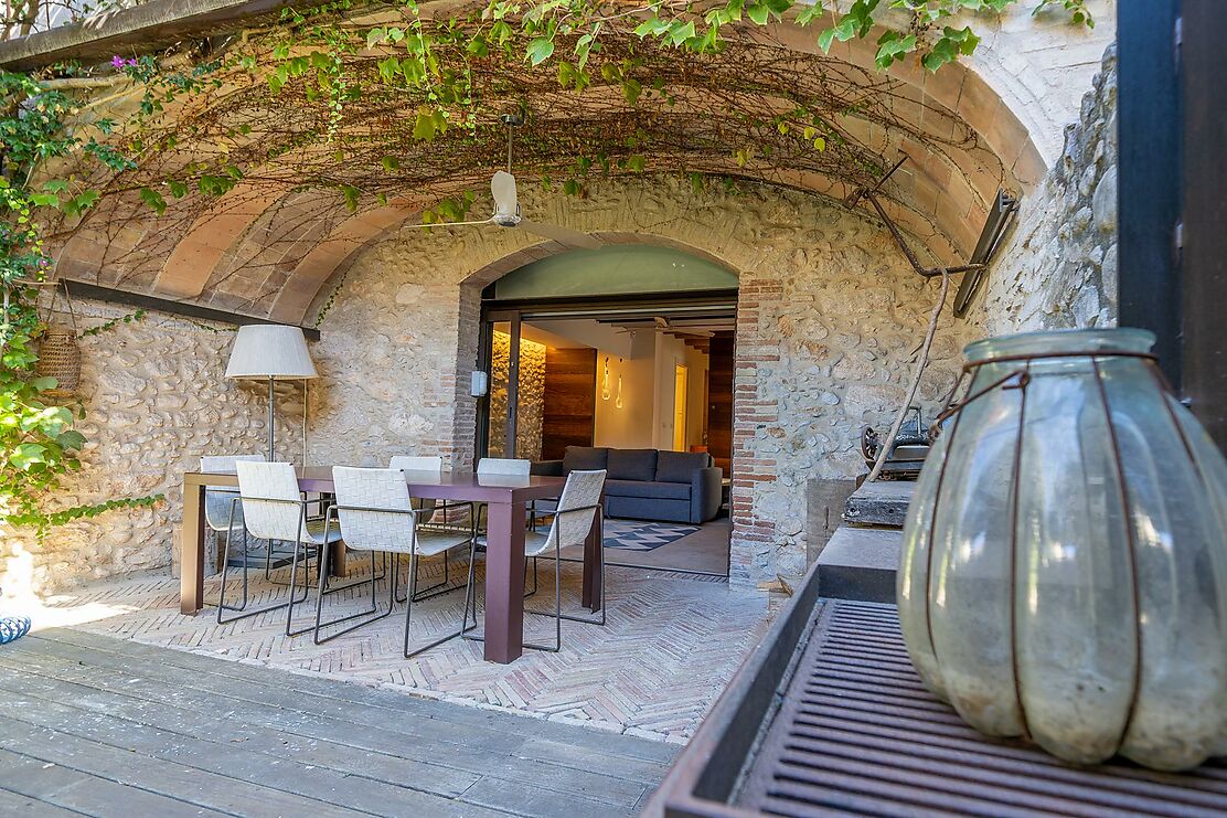 To make the dream of living in a renovated village house in the Empordà come true.