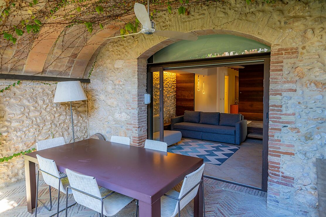 To make the dream of living in a renovated village house in the Empordà come true.