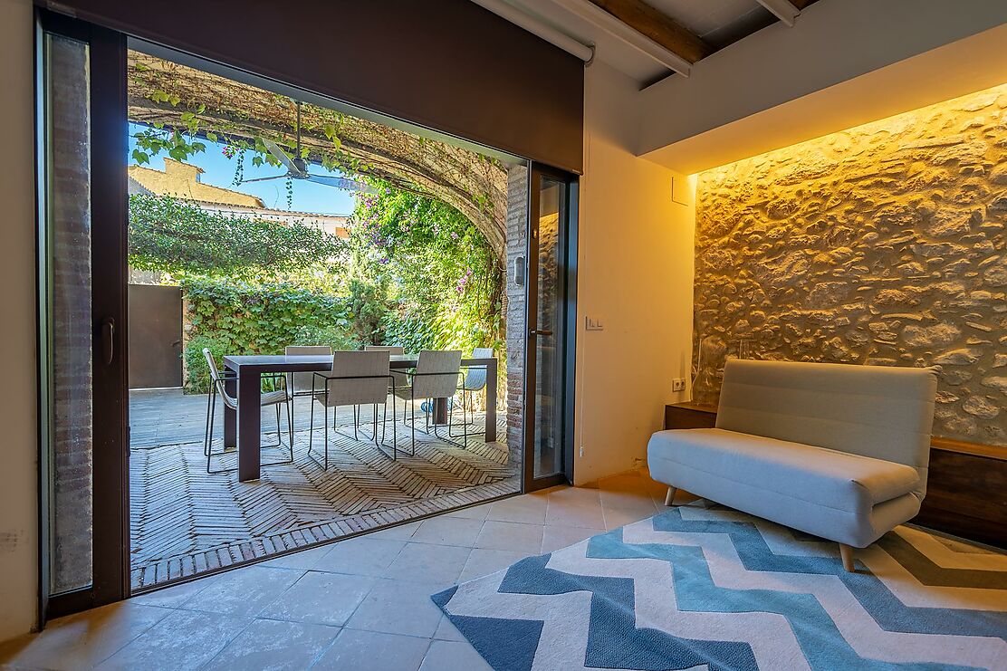 To make the dream of living in a renovated village house in the Empordà come true.