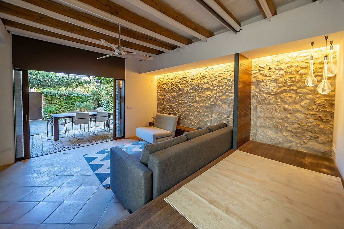 To make the dream of living in a renovated village house in the Empordà come true.