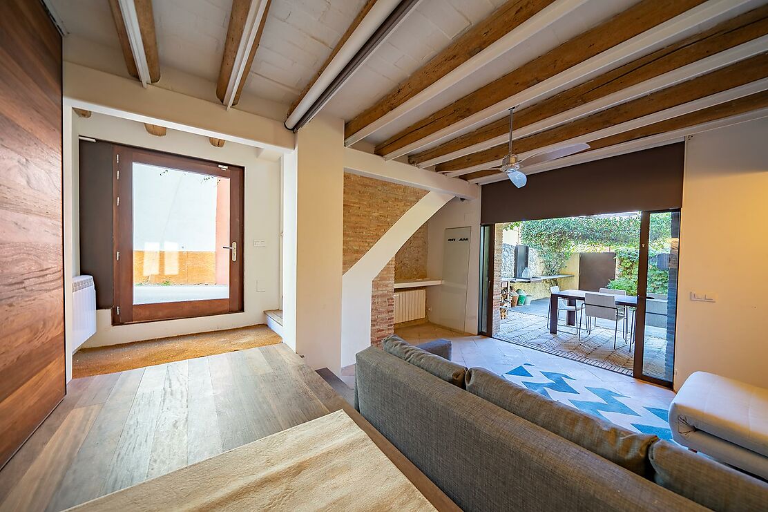 To make the dream of living in a renovated village house in the Empordà come true.