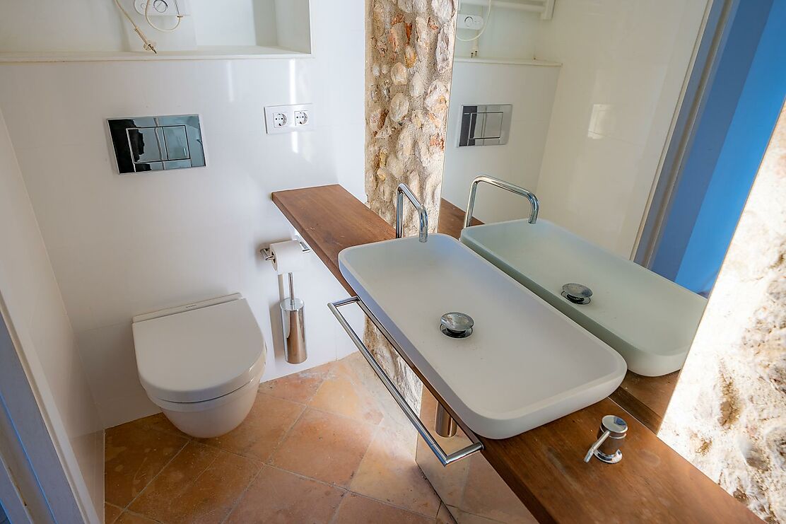 To make the dream of living in a renovated village house in the Empordà come true.