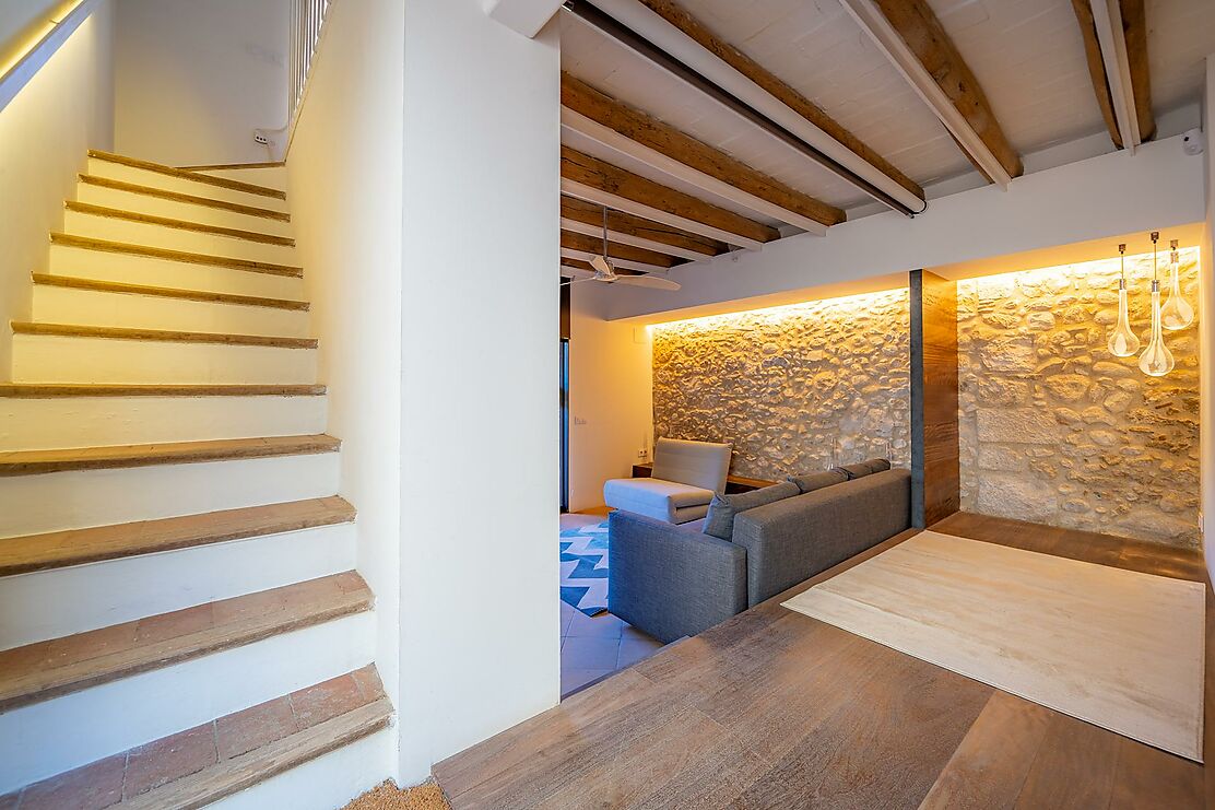 To make the dream of living in a renovated village house in the Empordà come true.