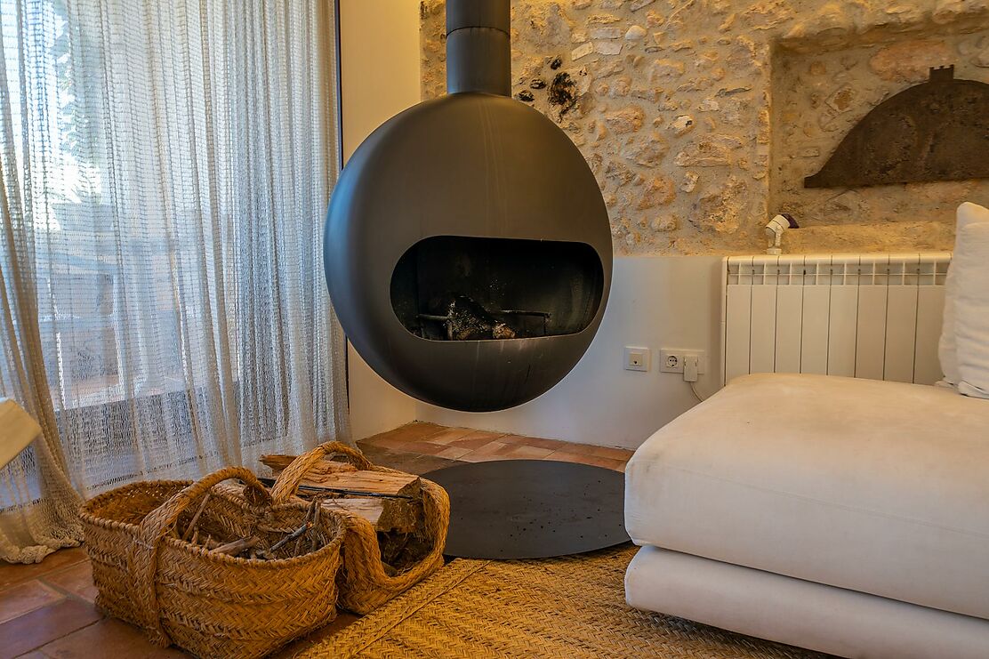 To make the dream of living in a renovated village house in the Empordà come true.