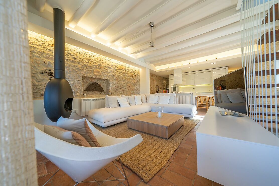 To make the dream of living in a renovated village house in the Empordà come true.