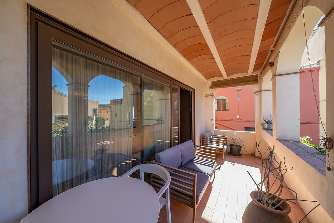 To make the dream of living in a renovated village house in the Empordà come true.