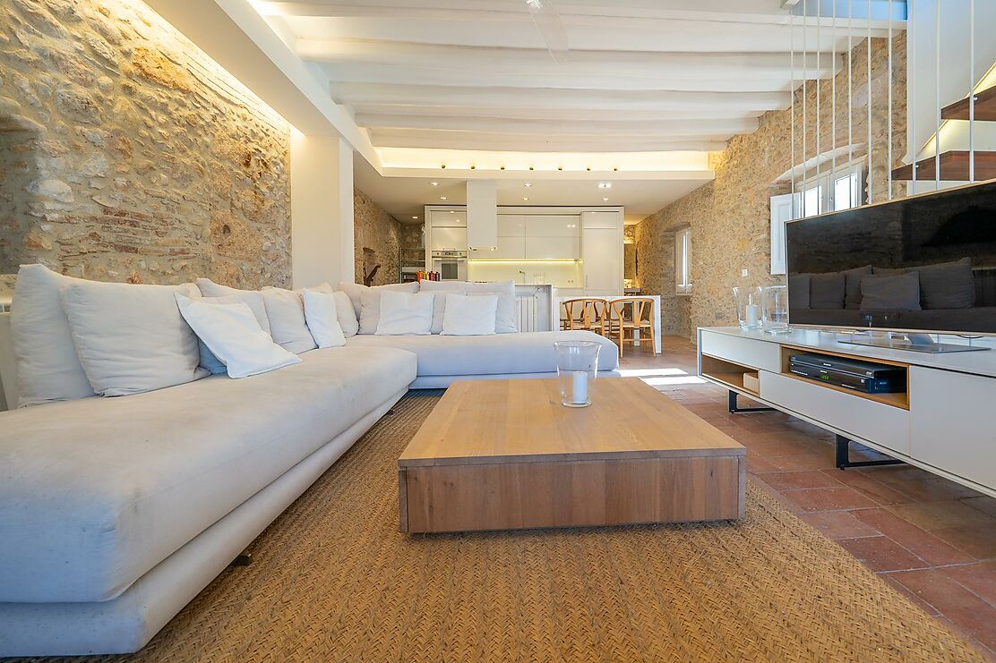 To make the dream of living in a renovated village house in the Empordà come true.