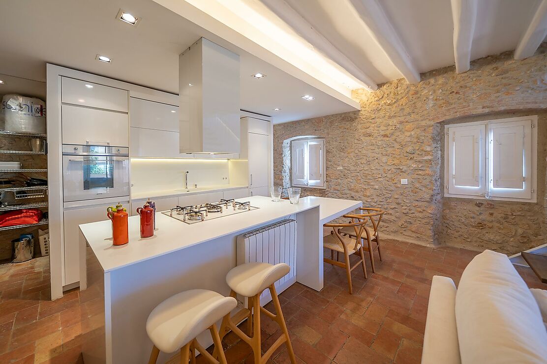 Pour réaliser le rêve de vivre dans une maison de village rénovée de l'Empordà.