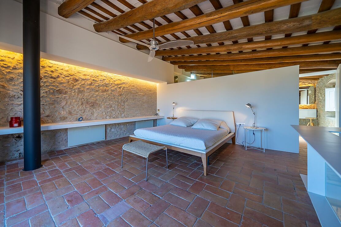 To make the dream of living in a renovated village house in the Empordà come true.