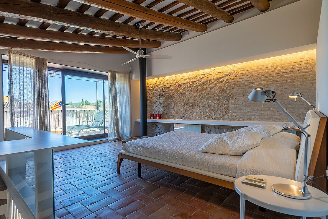 To make the dream of living in a renovated village house in the Empordà come true.