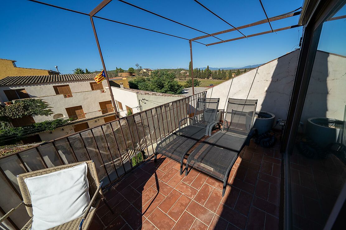 Haz realidad el sueño de vivir en una casa de pueblo reformada en el centro de l'Empordà.