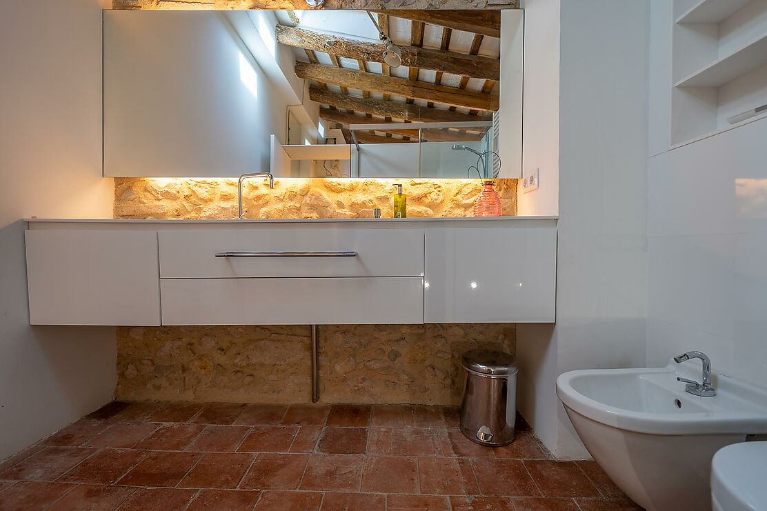 To make the dream of living in a renovated village house in the Empordà come true.