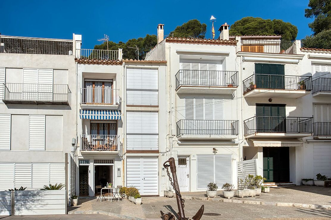 MAISON DE PÊCHEURS EN BORD DE MER À TAMARIU