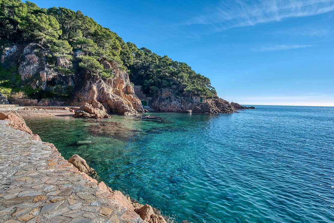 MAISON DE PÊCHEURS EN BORD DE MER À TAMARIU