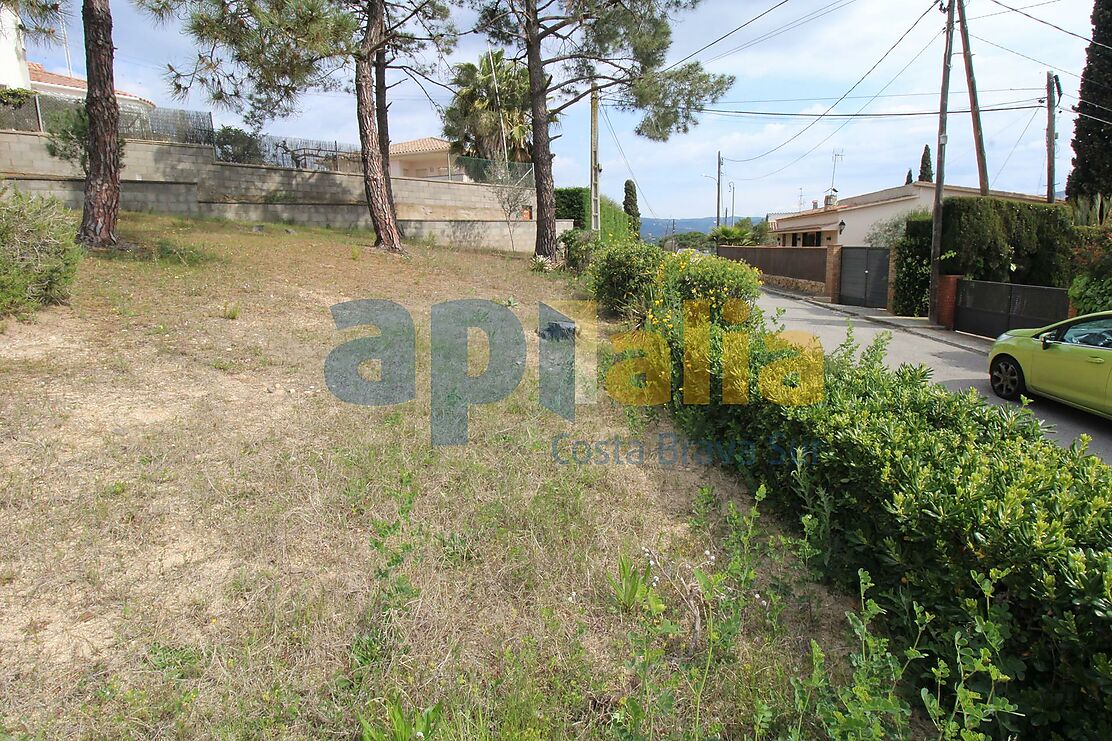 SEMI-FLAT PLOT WITH SEA VIEWS