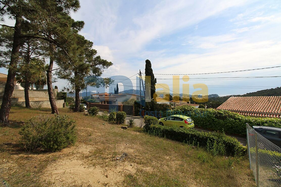 SEMI-FLAT PLOT WITH SEA VIEWS