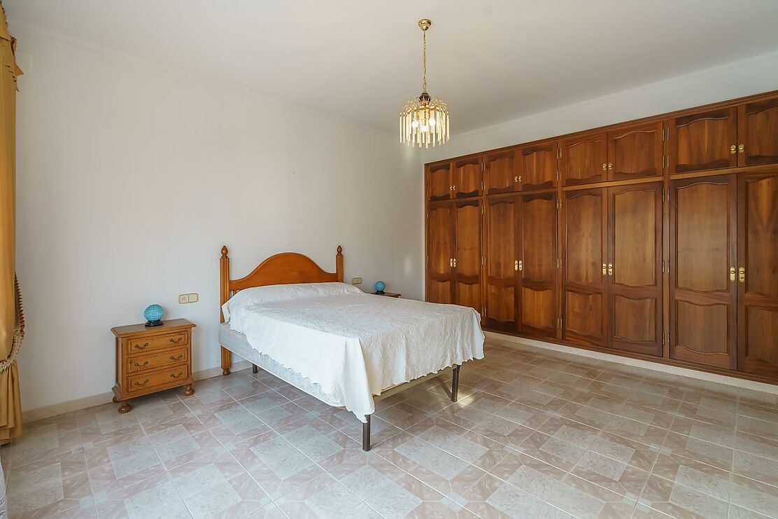 Family house with garden and garage in a cozy area of Palafrugell.