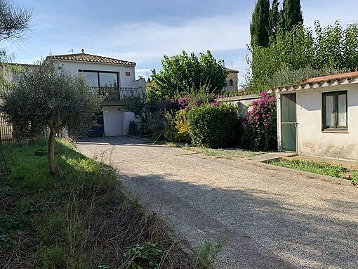 Spacious house with garage and garden  in Riumors