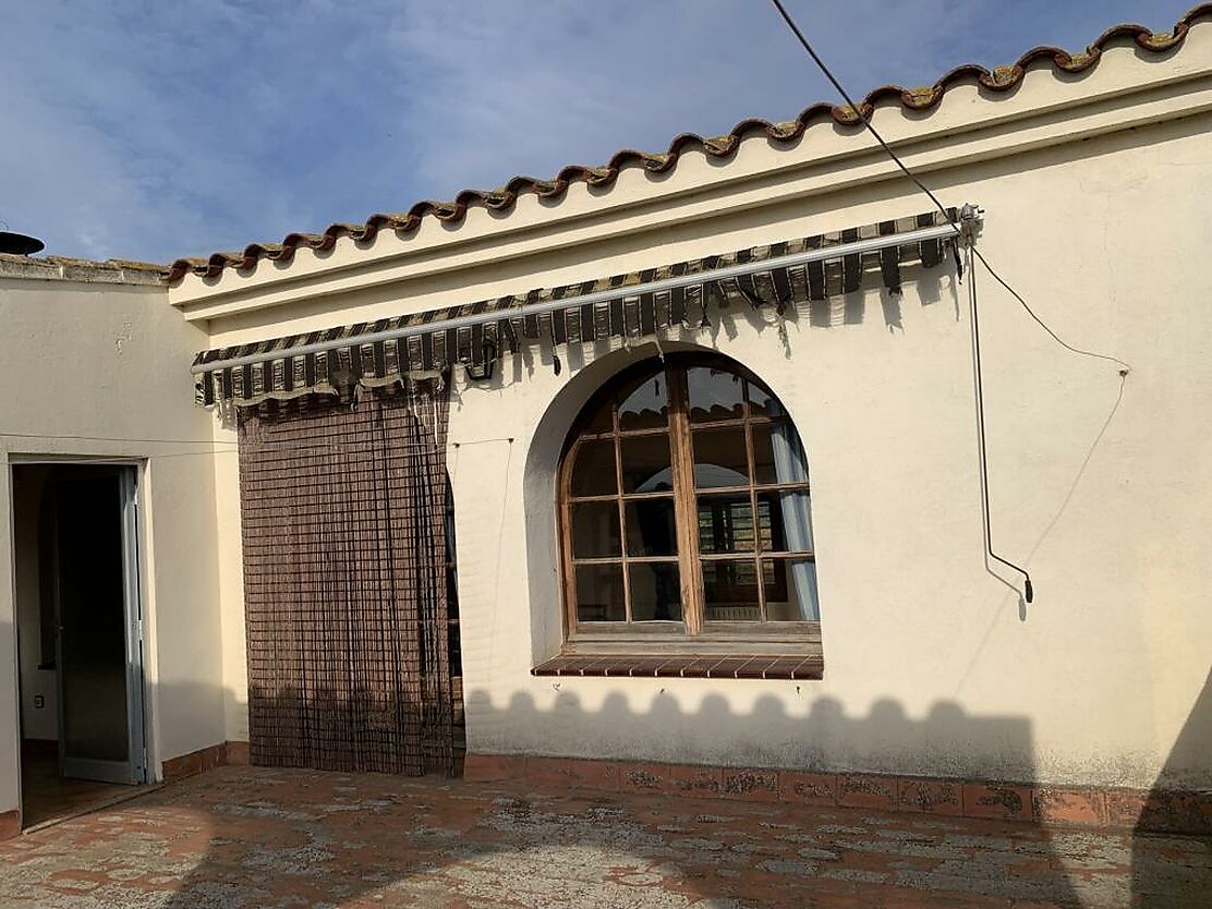 Maison spacieuse avec jardin et garage  à Riumors