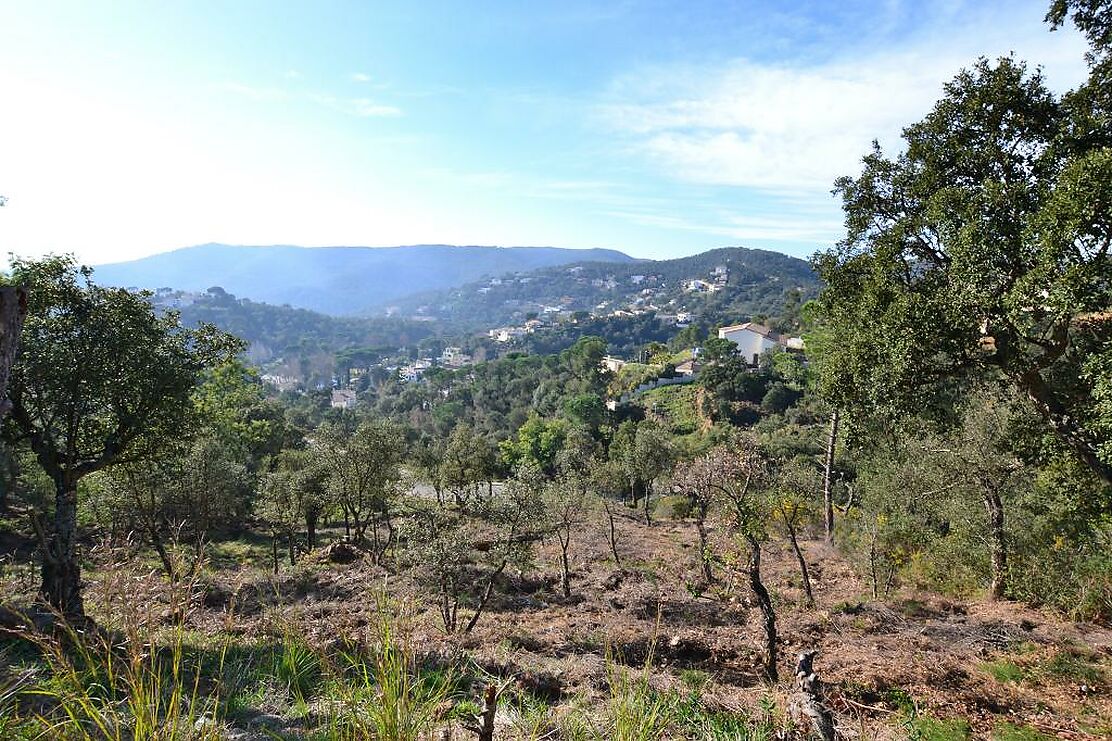 Parcel·la amb moltes possibilitats, àmplia superfície. Ideal per construir casa a diversos nivells amb àmplies terrasses i vistes a les Gavarres.