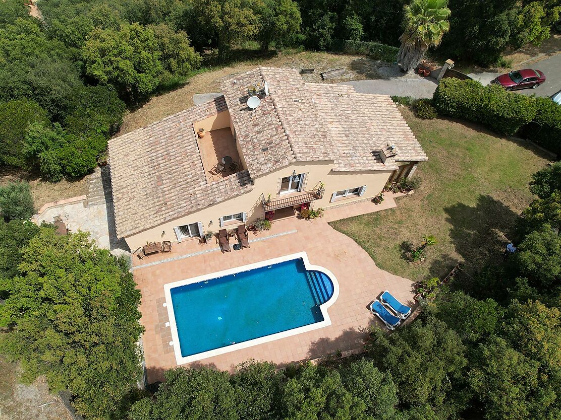 Fantàstica casa espaiosa amb molta privadesa a la natura, 4 dormitoris, piscina i vistes impressionants a les muntanyes.