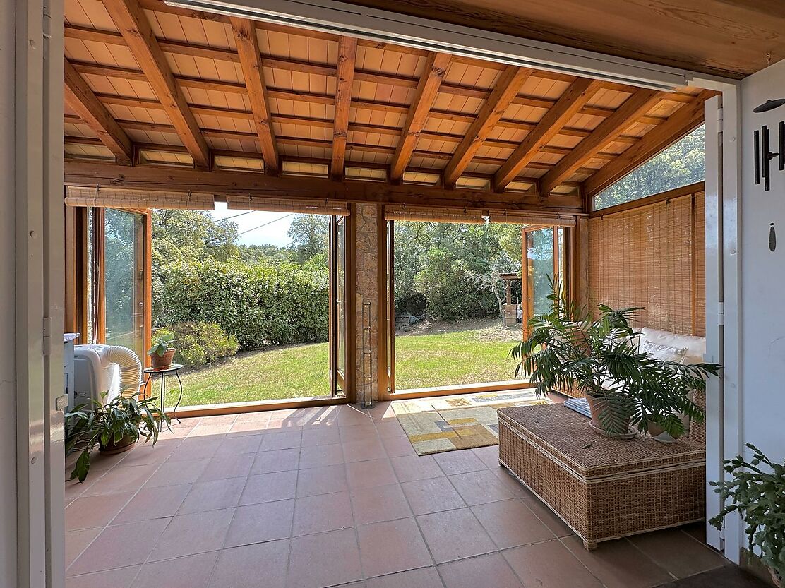 Fantàstica casa espaiosa amb molta privadesa a la natura, 4 dormitoris, piscina i vistes impressionants a les muntanyes.