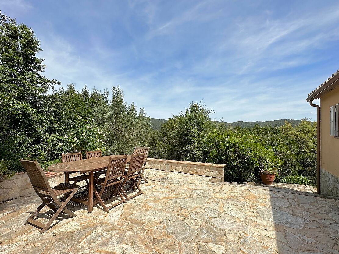 Fantàstica casa espaiosa amb molta privadesa a la natura, 4 dormitoris, piscina i vistes impressionants a les muntanyes.