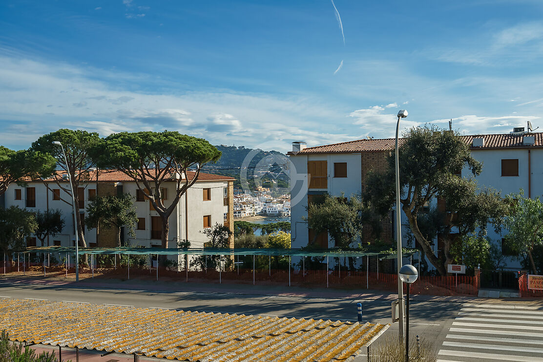 Planta baja con jardín y plaza de aparcamiento en Calella de Palafrugell