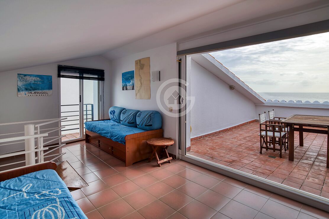 Penthouse with sea views 50 meters from the beach